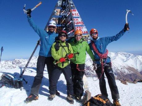 De izquierda a derecha, Javier Gil, Domingo Carretero, Miguel Coca y Alberto García, en el pico Toubkal (Marruecos), a 4.167 metros. :: hoy