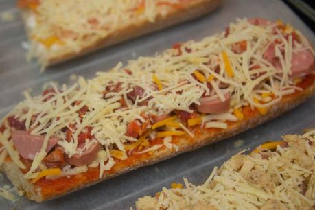 3 paninis caseros de salmón, atún y salchichas y chorizo 3 paninis caseros de salmón, atún y salchichas y chorizo