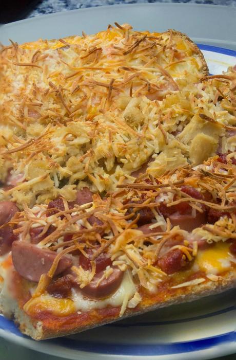 3 paninis caseros de salmón, atún y salchichas y chorizo 3 paninis caseros de salmón, atún y salchichas y chorizo