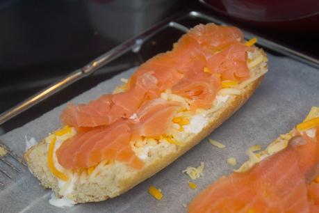 3 paninis caseros de salmón, atún y salchichas y chorizo 3 paninis caseros de salmón, atún y salchichas y chorizo