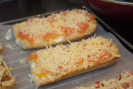 3 paninis caseros de salmón, atún y salchichas y chorizo 3 paninis caseros de salmón, atún y salchichas y chorizo