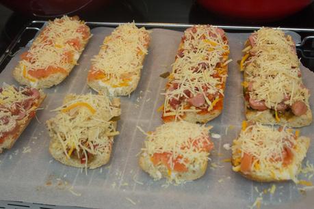 3 paninis caseros de salmón, atún y salchichas y chorizo 3 paninis caseros de salmón, atún y salchichas y chorizo