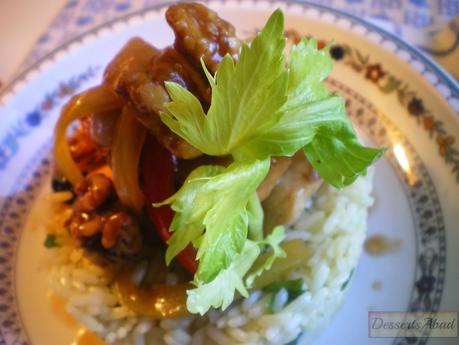 Fricasé de pollo con nueces caramelizadas y arroz con curry Fricasé de pollo con nueces caramelizadas y arroz con curry
