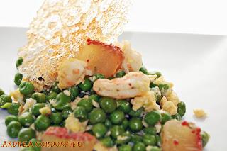 REVUELTO DE GUISANTES CON LANGOSTINOS, GELATINA DE JAMÓN SERRANO Y CRUJIENTE DE GAMBAS REVUELTO DE GUISANTES CON LANGOSTINOS, GELATINA DE JAMÓN SERRANO Y CRUJIENTE DE GAMBAS