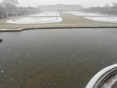 Los jardines del Palacio de Schönbrunn bajo la nieve.