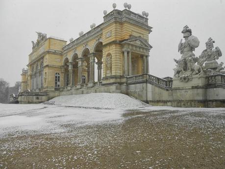 Los jardines del Palacio de Schönbrunn bajo la nieve.