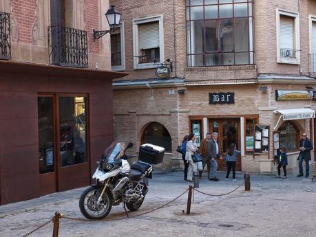 Paseo Dominical por las callejuelas de Toledo, subida por las escaleras mecánicas, Diputación, Zocodover, Catedral y bajada por la puerta de Bisagra y Alfonso VI. Mapa interactivo con la situación de los monumentos toledanos. Paseo Dominical por las callejuelas de Toledo, subida por las escaleras mecánicas, Diputación, Zocodover, Catedral y bajada por la puerta de Bisagra y Alfonso VI. Mapa interactivo con la situación de los monumentos toledanos.