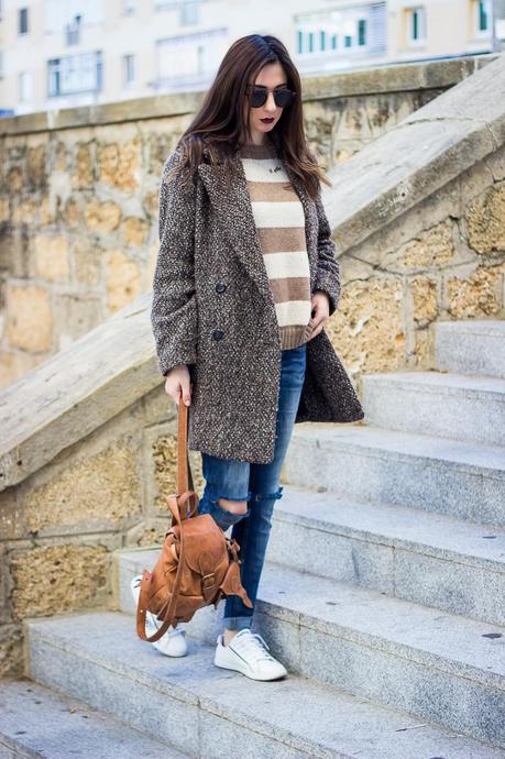 Stripes+Ripped Jeans Perfect Sneakers