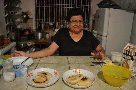 Elvita haciendo arepas para todos