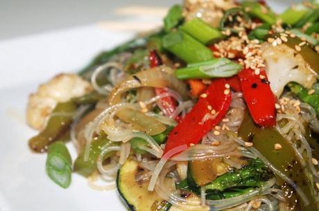 Cocina sana y económica: Wok de verduras con fideos de soja (paso a paso)