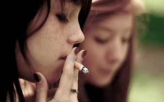 Mujer fumando en los sueños Mujer fumando en los sueños