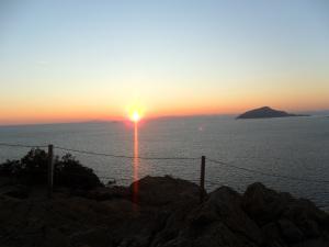 Descubriendo el Templo de Poseidón en Sunio, Grecia Puesta de sol en Sunio