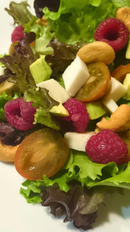 Ensalada de brotes tiernos con queso curado de cabra y frambuesas Ensalada de brotes tiernos con queso curado de cabra y frambuesas