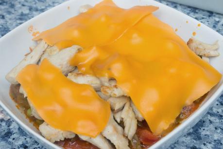 Pisto con pollo gratinado con queso cheddar Pisto con pollo gratinado con queso cheddar