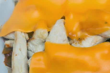 Pisto con pollo gratinado con queso cheddar Pisto con pollo gratinado con queso cheddar