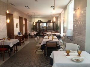 Comedor del restaurante listo para el servicio