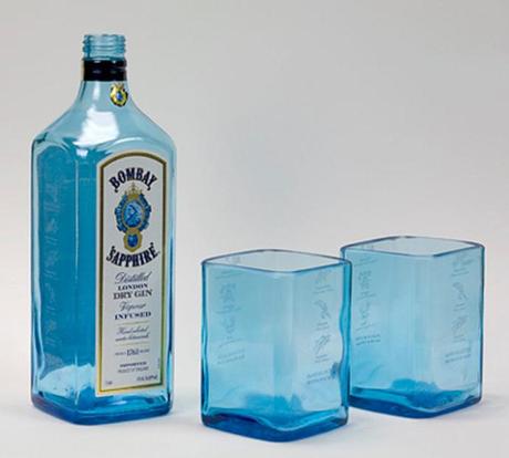 Botella azul de Bombay Sapphire reciclada en forma de vasos