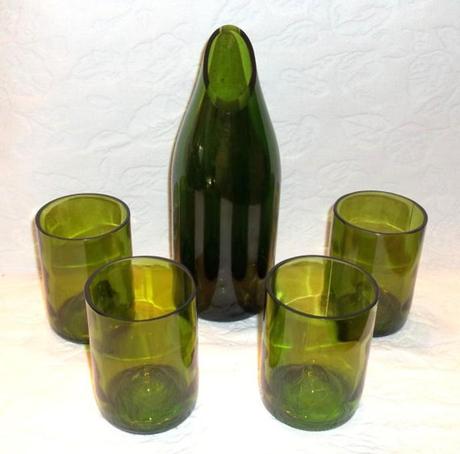 Botellas y botellines de vino reciclados en forma de jarra y vasos