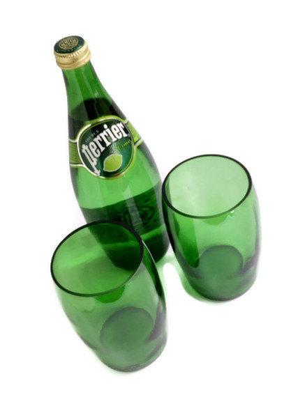 Botella verde de Perrier reciclada en forma de vasos