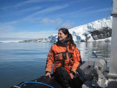 La argentina Dolores Deregibus, en la Caleta Potter a bordo de una embarcación. / Dirección Nacional del Antártico.