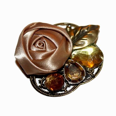 LOOKS CON ABRIGO Y BROCHES GARABATEA LOOKS CON ABRIGO Y BROCHES GARABATEA