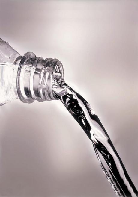 12 Tips practicos para una piel bonita El-agua-mineral-hidrata-calma-la-sed-y-contribuye-a-mejorar-nuestra-salud