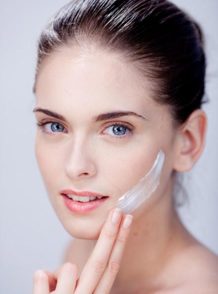 12 Tips practicos para una piel bonita Woman-face-cream-LP
