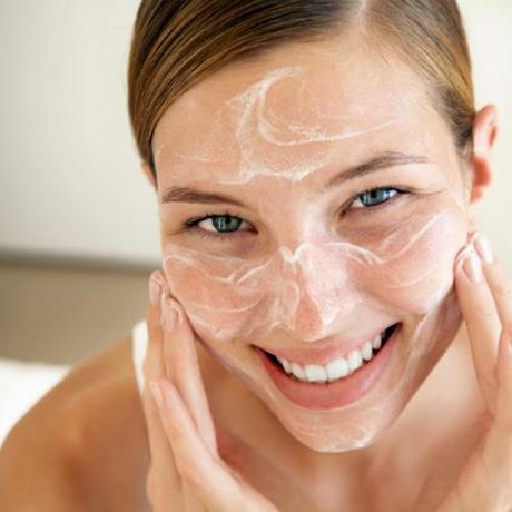 12 Tips practicos para una piel bonita 4-exfoliating-new