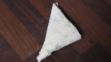 Triángulos de pasta filo con espinacas y queso feta Triángulos de pasta filo con espinacas y queso feta