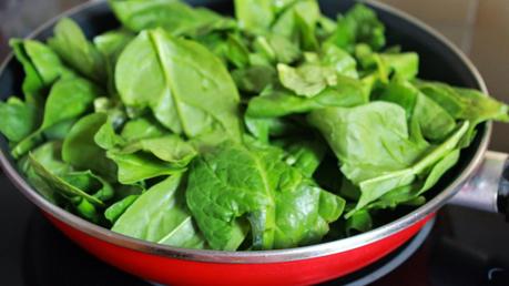 Triángulos de pasta filo con espinacas y queso feta Triángulos de pasta filo con espinacas y queso feta