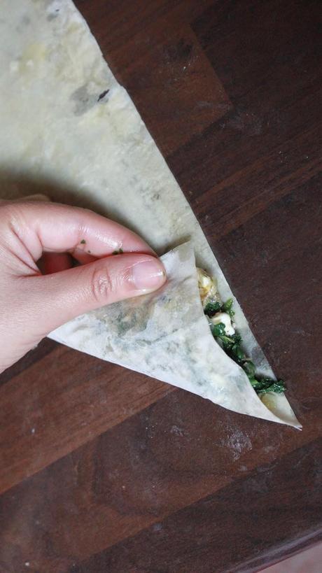 Triángulos de pasta filo con espinacas y queso feta Triángulos de pasta filo con espinacas y queso feta