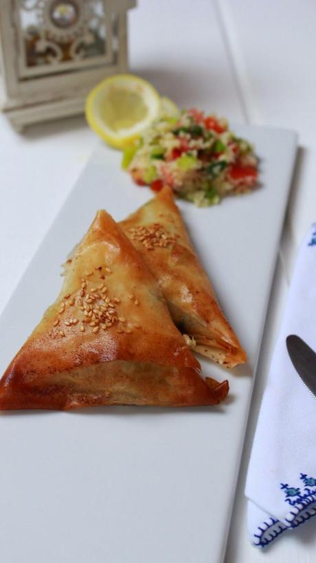 Triángulos de pasta filo con espinacas y queso feta Triángulos de pasta filo con espinacas y queso feta