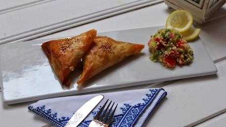 Triángulos de pasta filo con espinacas y queso feta Triángulos de pasta filo con espinacas y queso feta