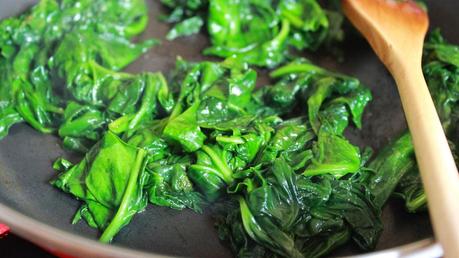 Triángulos de pasta filo con espinacas y queso feta Triángulos de pasta filo con espinacas y queso feta