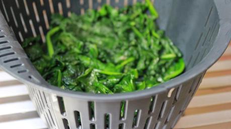 Triángulos de pasta filo con espinacas y queso feta Triángulos de pasta filo con espinacas y queso feta