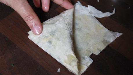 Triángulos de pasta filo con espinacas y queso feta Triángulos de pasta filo con espinacas y queso feta