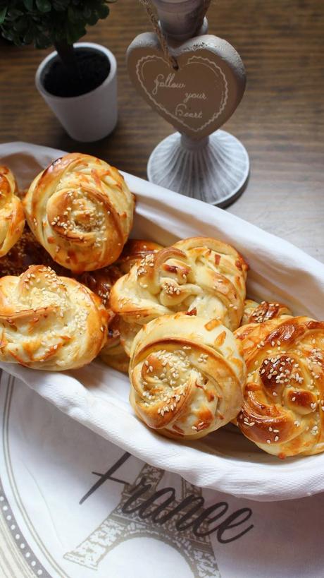 Panecillos trenzados con queso y sésamo (Turquía)