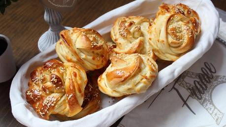 Panecillos trenzados con queso y sésamo (Turquía)