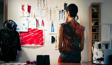 5 Pasos para iniciar el año con el pie derecho como empresario Female fashion designer contemplating drawings in studio