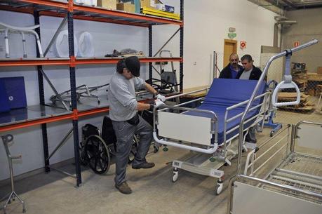 Un centenar de personas recibe sillas de ruedas y camas en desuso a través del Banc d’Ajudes Tècniques en Reus