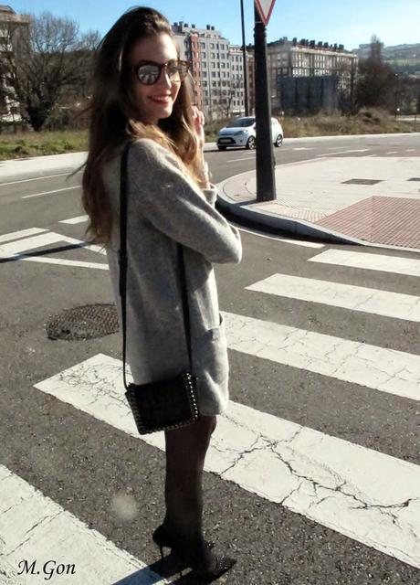 Look lady con un vestido de punto gris Look lady con un vestido de punto gris