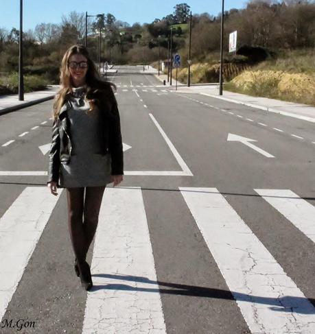 Look lady con un vestido de punto gris Look lady con un vestido de punto gris