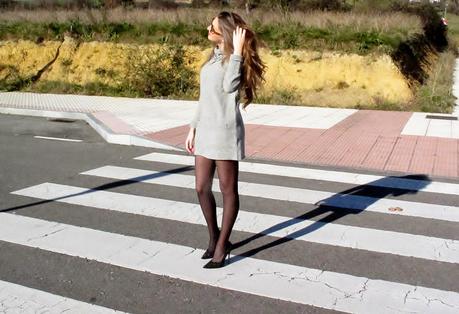 Look lady con un vestido de punto gris Look lady con un vestido de punto gris