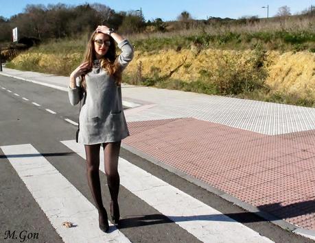 Look lady con un vestido de punto gris Look lady con un vestido de punto gris