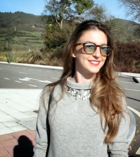 Look lady con un vestido de punto gris Look lady con un vestido de punto gris