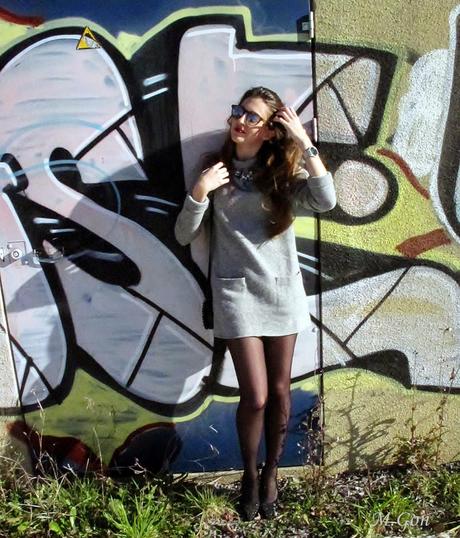 Look lady con un vestido de punto gris Look lady con un vestido de punto gris