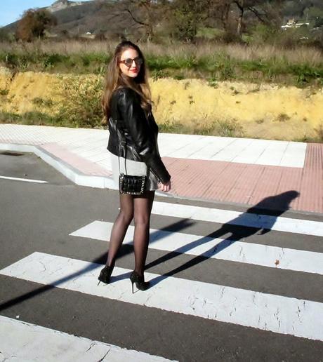 Look lady con un vestido de punto gris Look lady con un vestido de punto gris