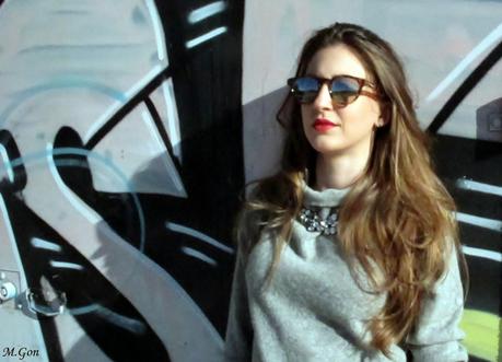 Look lady con un vestido de punto gris Look lady con un vestido de punto gris