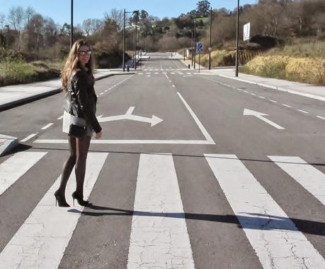 Look lady con un vestido de punto gris Look lady con un vestido de punto gris