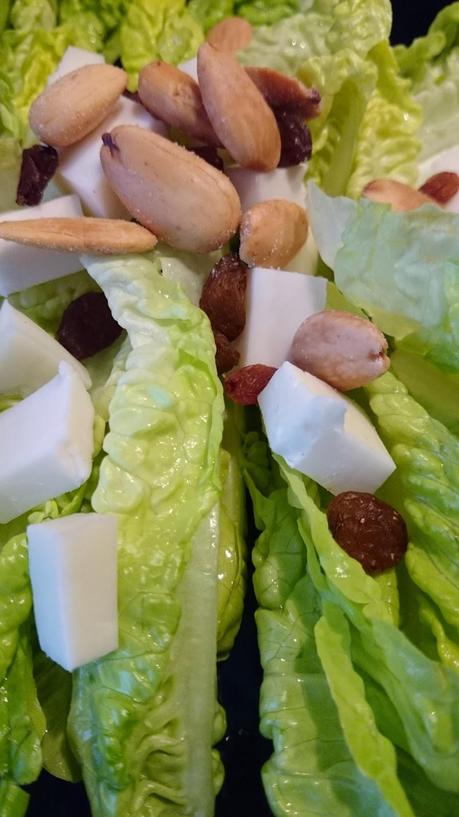 Ensalada de cogollos de lechugas romanas, con queso de cabra y frutos secos Ensalada de cogollos de lechugas romanas, con queso de cabra y frutos secos